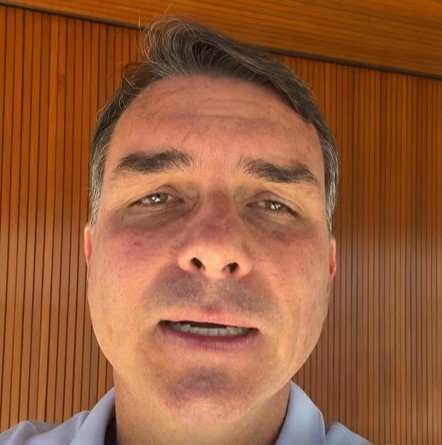Vídeo: Flávio Bolsonaro faz novo pedido de desculpas à madrasta Michelle e pede união