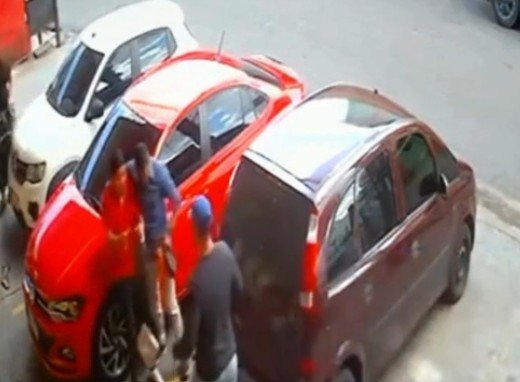 Polícia procura dupla flagrada roubando R$ 200 mil de homem no Santa Etelvina
