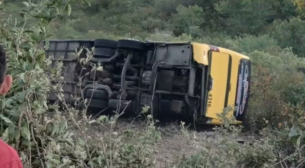 Acidente com ônibus de romeiros deixa dois mortos e múltiplos feridos no Ceará