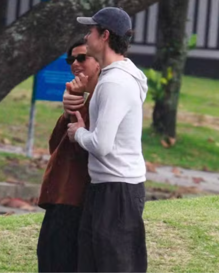 Bruna Marquezine e Shawn Mendes trocam beijos durante passeio no Rio