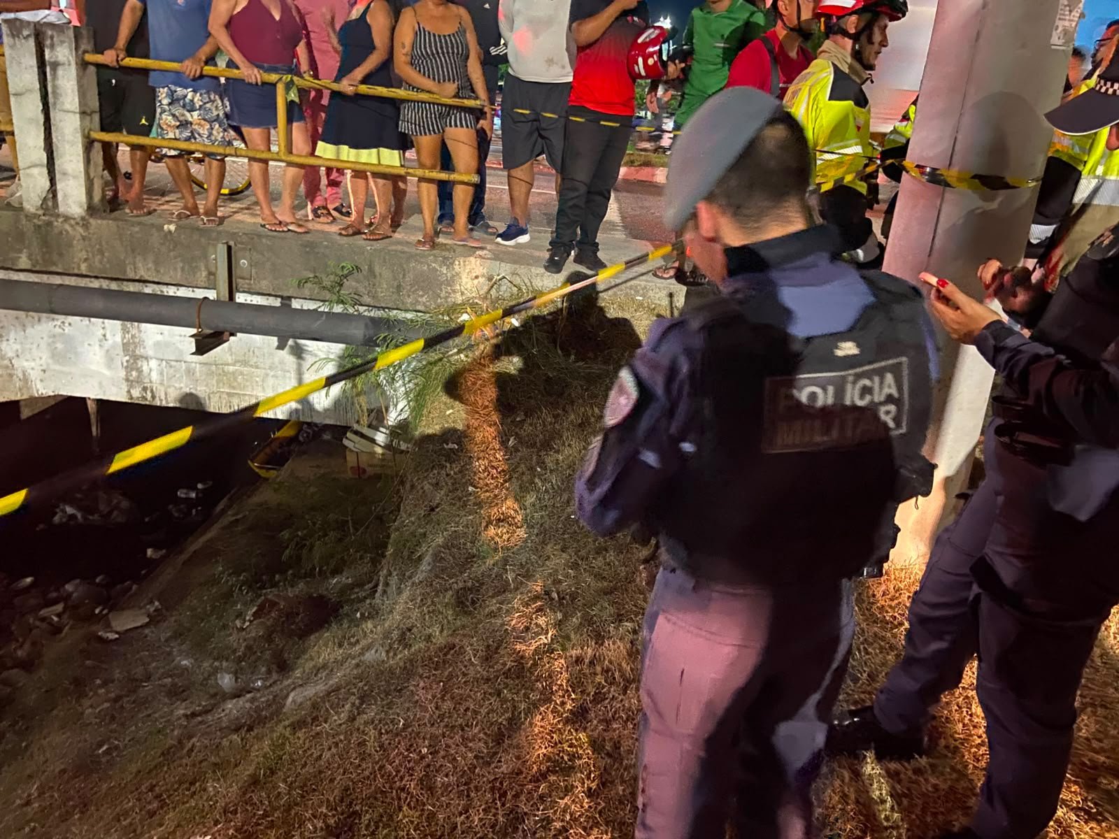 Corpo de mulher é encontrado sobre sofá debaixo de ponte em Manaus