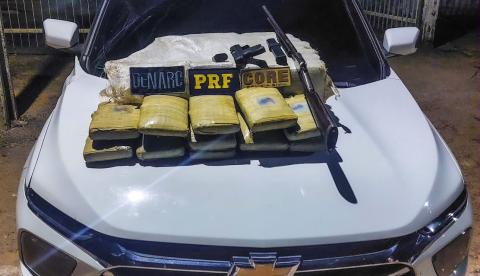 Homem é preso pela PRF com 30 quilos de drogas e armas em Manaquiri