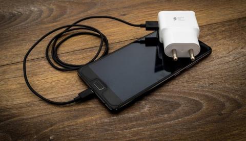 Erro comum na hora de carregar o celular que destrói a vida útil da bateria