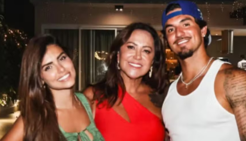 Mãe de Gabriel Medina reage após surfista pedir namorada em casamento