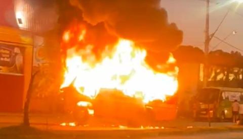 Trabalhadores dos Amarelinhos bloqueiam trânsito e incendeiam micro-ônibus na Av. Grande Circular