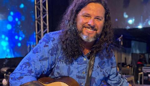 Salomão Rossy celebra a história de Garantido e Caprichoso no show "Antologia Parintins" em Manaus