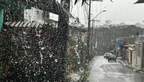 Defesa Civil emite alerta de chuva intensa e ventania em Manaus nesta segunda