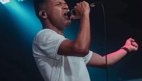 Cantor gospel morre aos 41 anos após enfrentar doença autoimune