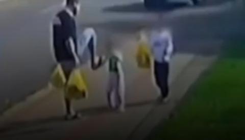 Pai flagrado chutando rosto da filha de 3 anos no Paraná é indiciado pela polícia