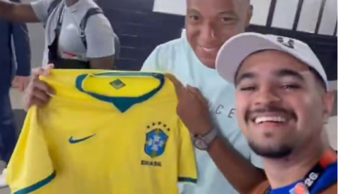 Mbappé ganha camisa da Seleção Brasileira e reação viraliza