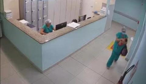 Técnica de enfermagem é presa após tentar deixar maternidade com recém-nascida em bolsa