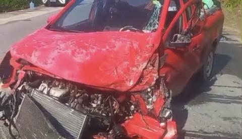 Colisão frontal deixa picape destruída e motorista ferido na AM-010