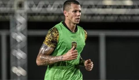 Amazonas FC publica despedida de Léo Coelho com compilado de falhas em campo