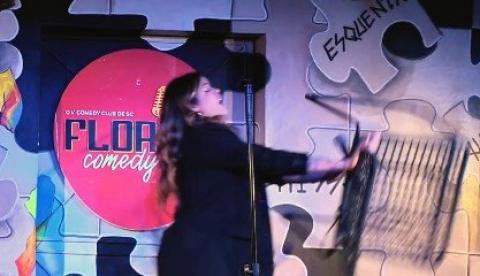 Comediante Fernanda Arantes é agredida a cadeirada durante show em Santa Catarina