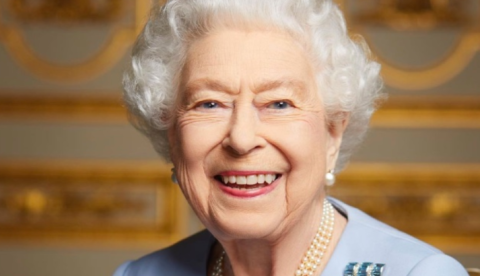 Rainha Elizabeth II trabalhou até horas antes de morrer, revela biógrafo
