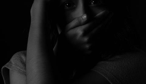 Mãe chega em casa e descobre que filho foi agredido e estuprado na Compensa