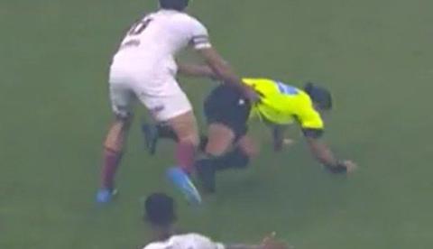 Árbitra  é 'atropelada' duas vezes por jogadores durante partida entre Grêmio x Fluminense