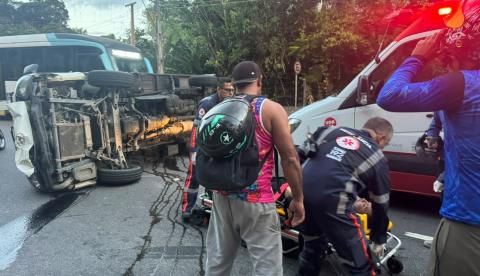 Caminhão carregado de pescado capota na Santos Dumont e atinge moto na contramão