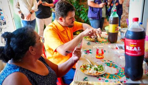 Ação do 'Jaraqui da Gente' na Compensa termina com prefeito almoçando na mesa de moradores
