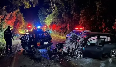 Família com criança de 3 anos morre em colisão frontal entre carros na MG-111