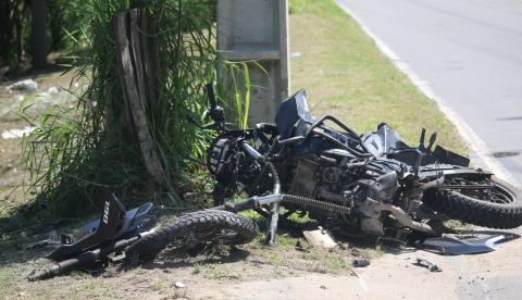 Homem escapa da morte após ser arremessado durante acidente entre carro e moto em Manaus