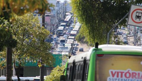 Surpresa e indignação marcam a rotina de passageiros após paralisação de ônibus em Manaus