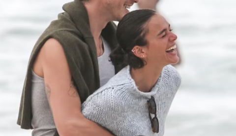 Bruna Marquezine dá mordidinha em Shawn Mendes durante chamego na praia