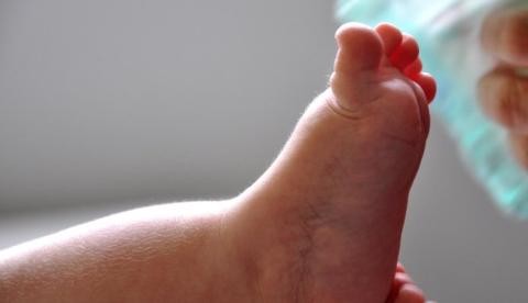 Bebê de 1 ano é encontrado mamando na mãe morta; pai foi preso