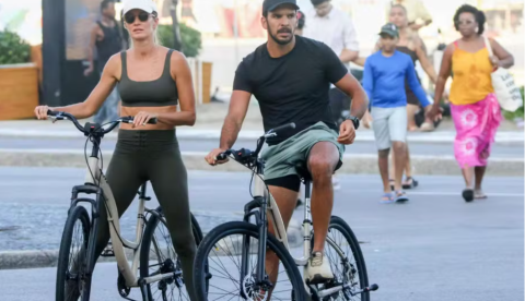 Gisele Bündchen é vista em passeio ao lado do marido no Rio