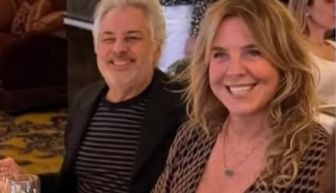 Viúvo de Rita Lee, Roberto de Carvalho surge com ex-namorada em Paris