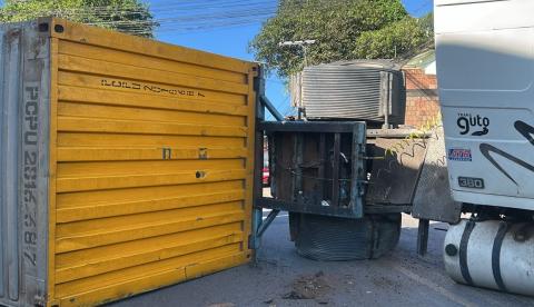 Vídeo: Carreta tomba ao tentar fazer curva em avenida do Monte das Oliveiras