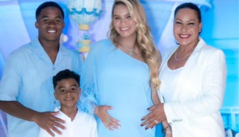 Mãe de Endrick posa com Gabriely Miranda em chá de bebê após rumores de briga