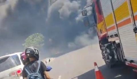 Incêndio em área de mata cria cortina de fumaça negra e assusta moradores no Nova Cidade