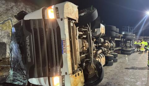 Trânsito fica congestionado na Av. das Torres após tombamento de carreta