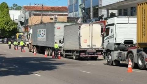 Operação Carga Pesada fiscaliza circulação de veículos pesados na Av. Rodrigo Otávio