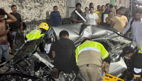 Carreta tomba em viaduto de Manaus e causa acidente violento envolvendo dois carros