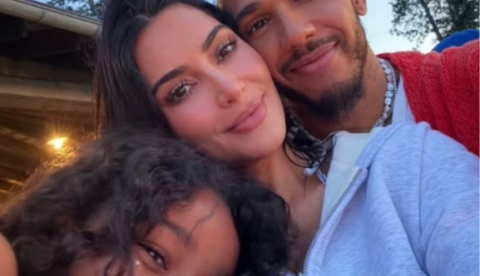 Kim Kardashian posa com Lewis Hamilton em momento em família