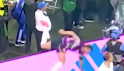 Jogador da Inglaterra cai e sofre grave lesão durante comemoração; vídeo