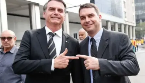Moraes suspende visitas de Flávio Bolsonaro ao pai por 90 dias