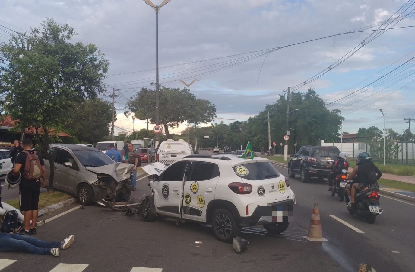 Acidente envolvendo três veículos deixa dois feridos na Estrada da Ponta Negra