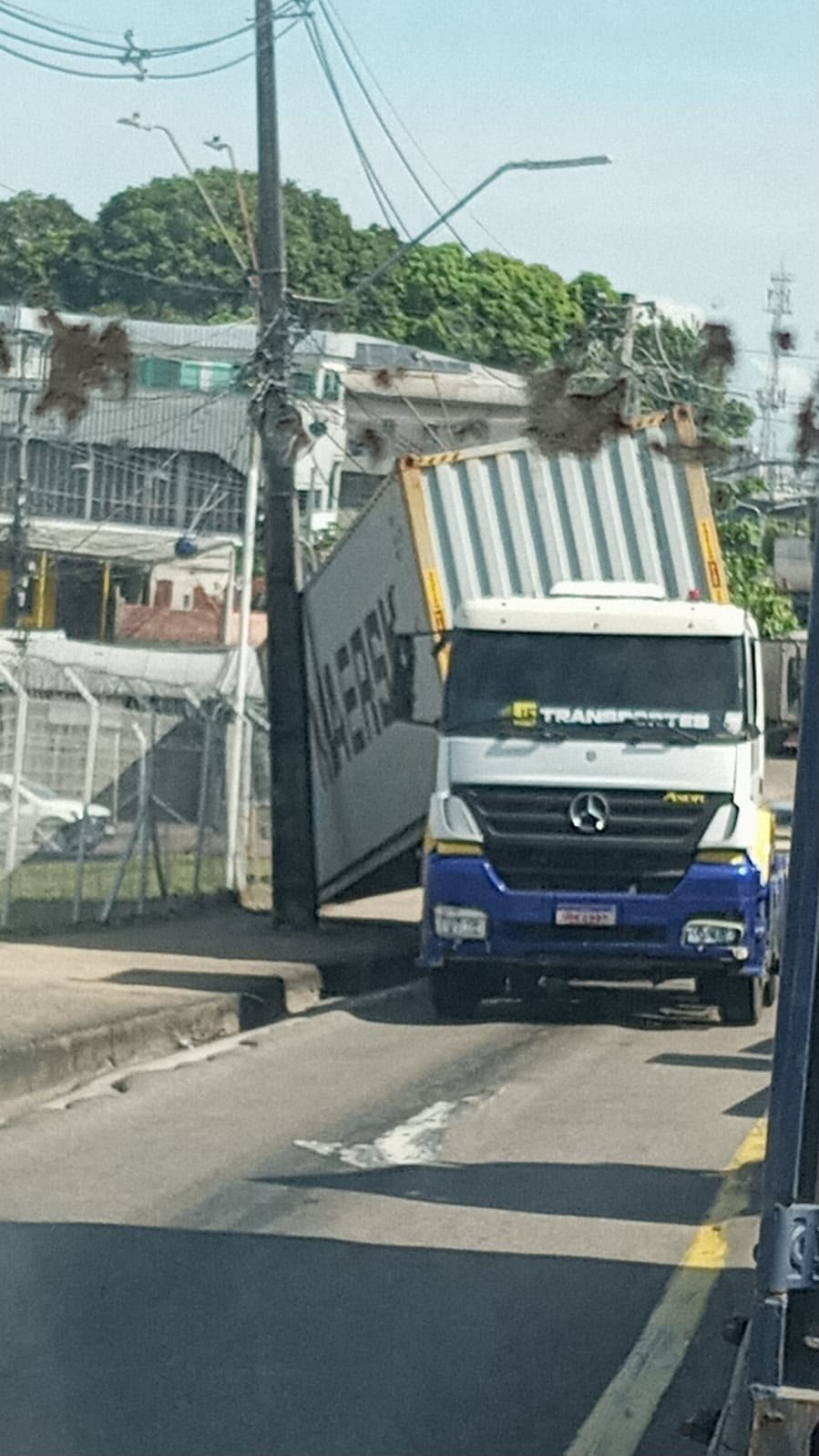 Contêiner se desprende de carreta e tomba em avenida de Manaus
