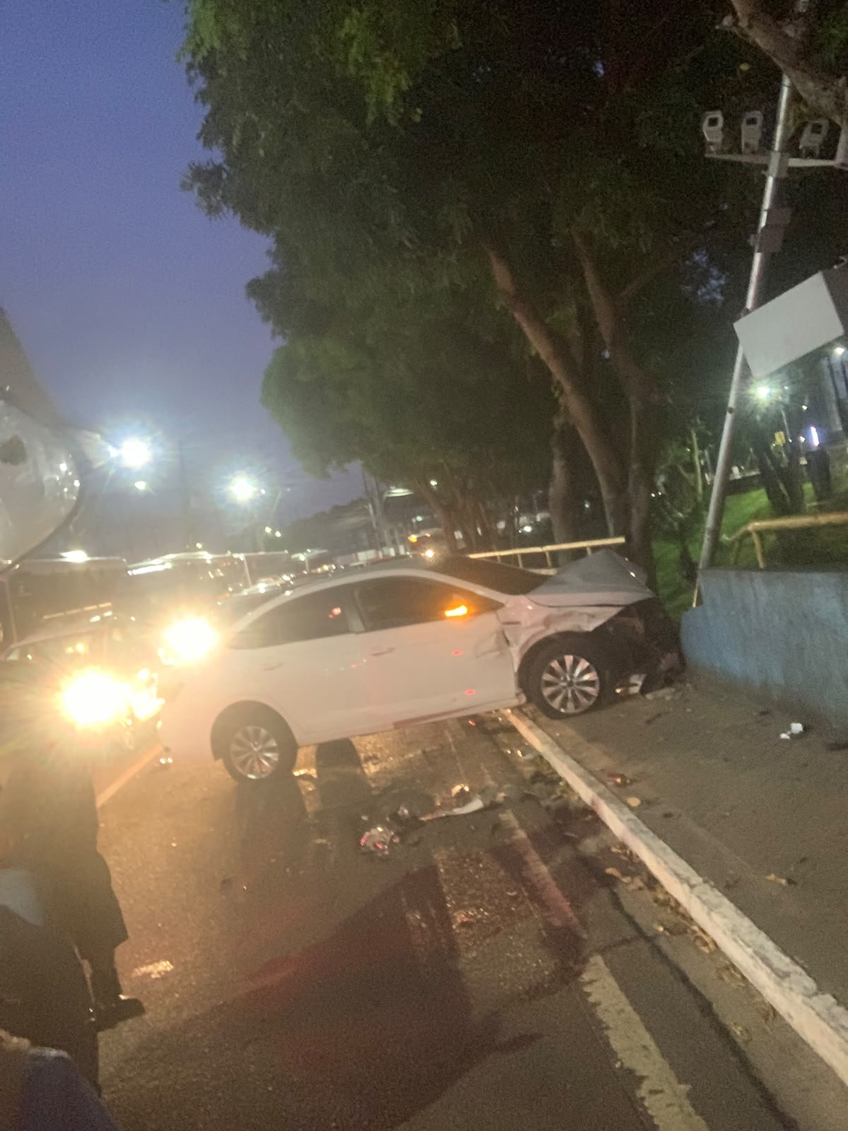Acidente com carro deixa trânsito complicado na Av. Brasil na Compensa