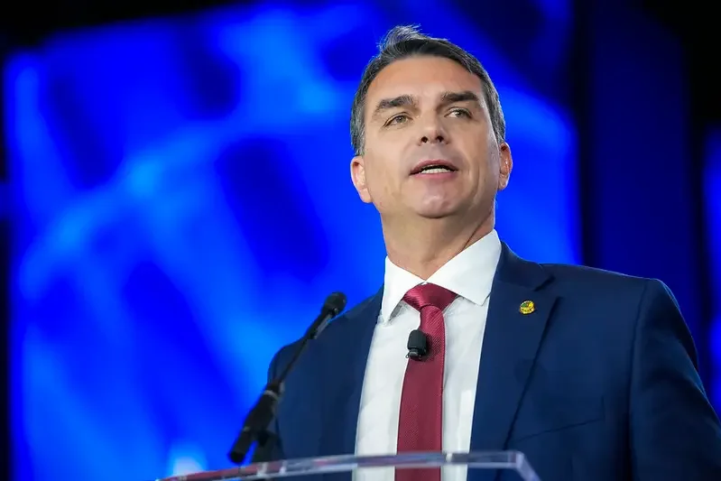 Flávio Bolsonaro defende Pix em audiência nos EUA e pede que sistema fique fora de disputa comercial