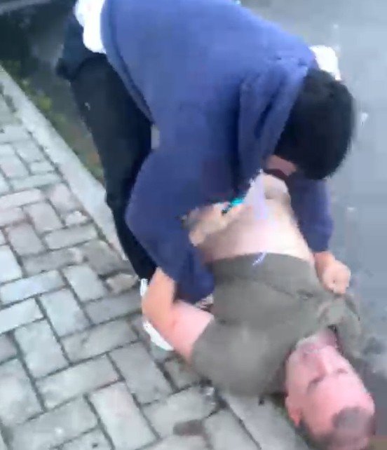 Vídeo mostra momento em que jornalista de Manaus é esfaqueado por homem em SC