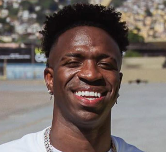 Vini Jr. exibe novo rosto após procedimento estético; veja antes e depois