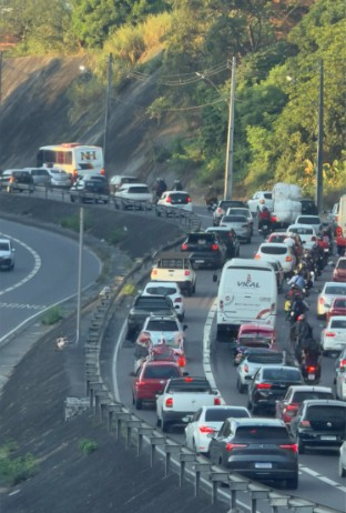 Acidente entre moto e ônibus deixa a Avenida das Torres caótica nesta sexta-feira