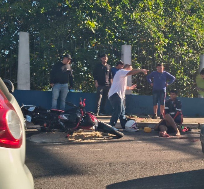 Acidente com moto deixa ferido e trânsito lento na Av. Pedro Teixeira