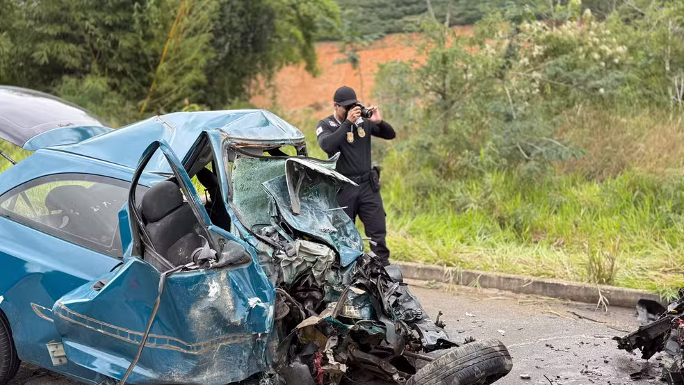 Acidente entre carro e van deixa cinco mortos e seis feridos na BR-116