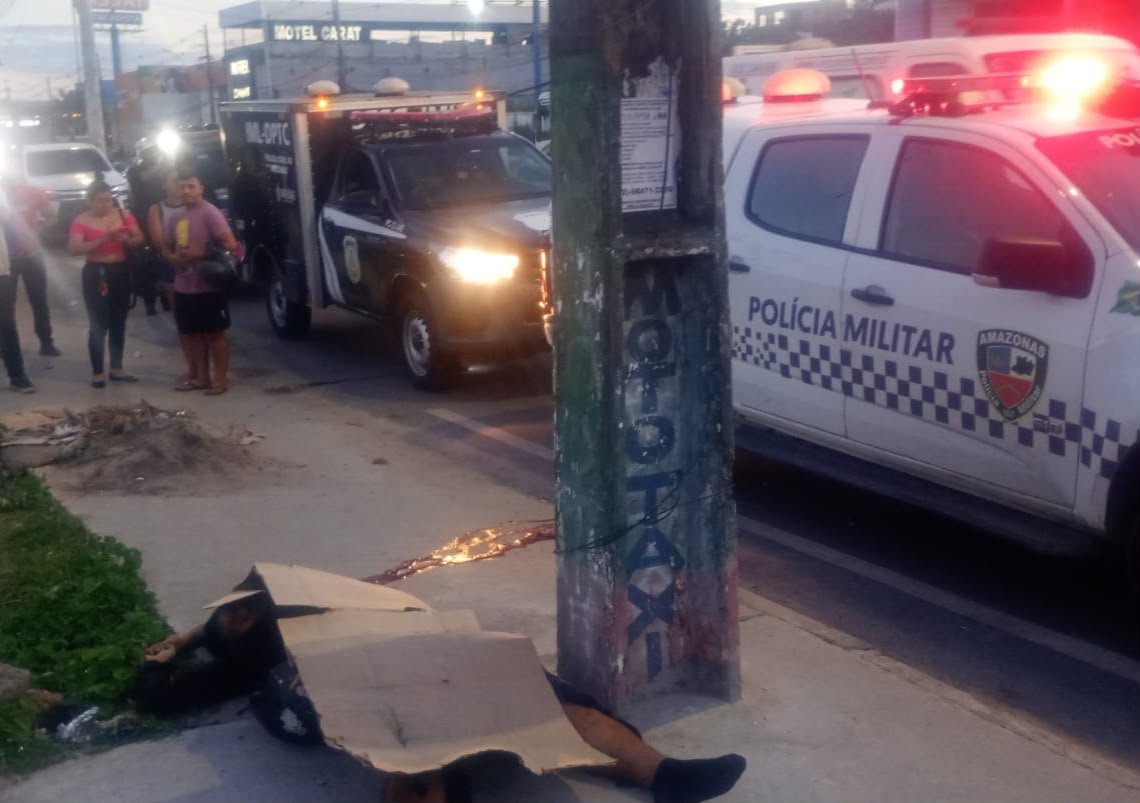 Motociclista morre após atropelar mulher em faixa de pedestres na Zona Leste de Manaus