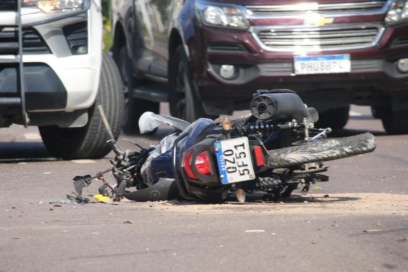 Suspeito de roubar moto morre em colisão durante fuga na Av. Coronel Teixeira